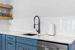 Kuchyň nebo kuchyňský kout v ubytování Cake by the Ocean Ocean front home Fully renovated custom finishes + 61 fotografií