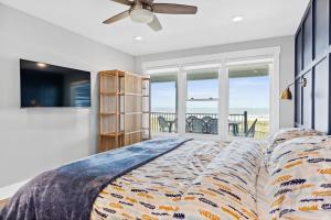 Postel nebo postele na pokoji v ubytování Cake by the Ocean Ocean front home Fully renovated custom finishes