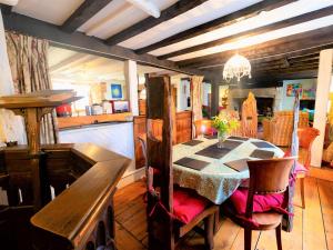 - une salle à manger avec une table et des chaises dans l'établissement 4 Bed in Godshill IC034, à Godshill