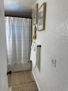 uma casa de banho com chuveiro e toalhas na parede em Hidden Gem, close to fort sill, schools , and more! em Lawton