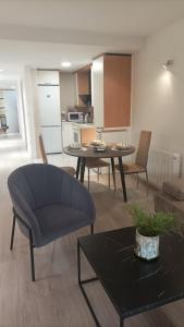 - un salon avec un canapé, une table et des chaises dans l'établissement Moderno apartamento con garaje privado en el centro de Vigo, à Vigo