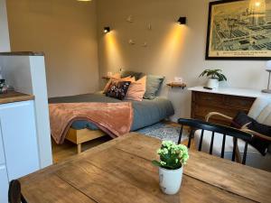 Posezení v ubytování Studio de charme avec terrasse privée, jardin partagé