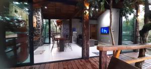eine Veranda eines Hauses mit einem Tisch und Stühlen in der Unterkunft Casa das Orquídeas in Bonito