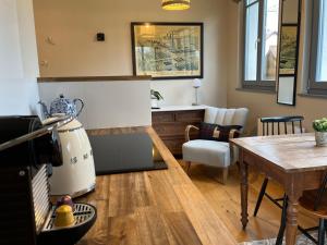 Posezení v ubytování Studio de charme avec terrasse privée, jardin partagé