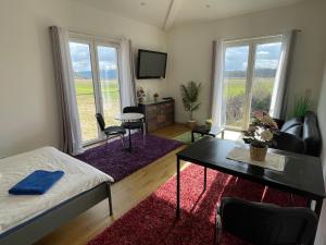 ein Wohnzimmer mit einem Bett und einem Tisch in der Unterkunft Schöne Unterkunft in Gottmadingen