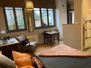 Posezení v ubytování Studio de charme avec terrasse privée, jardin partagé