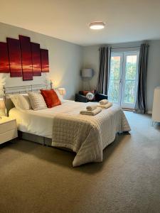 um quarto com uma cama grande com almofadas em Central York Apartment - Skeldergate YO1 em York