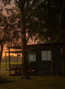 塔夸倫博的住宿－Cabañas El Calabres，小屋设有野餐桌和一棵树