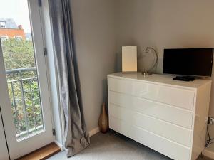 Central York Apartment - Skeldergate YO1的电视和/或娱乐中心