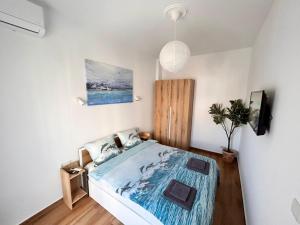 una camera da letto con un grande letto con una coperta blu di Relax Apartment II a Perea