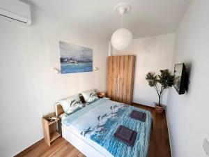 a bedroom with a large bed with a blue blanket at Relax Apartment II in Perea