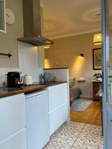 Kuchyň nebo kuchyňský kout v ubytování Studio de charme avec terrasse privée, jardin partagé