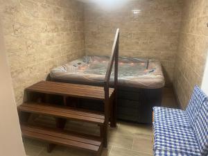 ein kleines Zimmer mit einem Bett und einer Bank in der Unterkunft Ubytování Česká Skalice in Česká Skalice