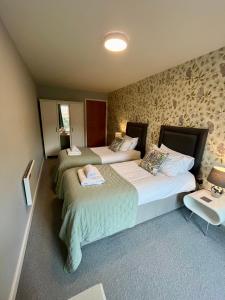 two beds in a hotel room with at Central York Apartment - Skeldergate YO1 in York