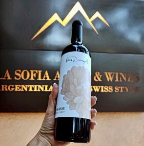 eine Hand mit einer Flasche Wein mit einer Grafik in der Unterkunft La Sofia Apart & Wines in Mendoza