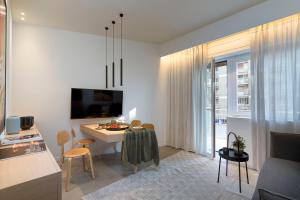 cocina y sala de estar con mesa y sillas en Catania Smart Apartments en Catania