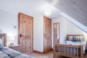 Postel nebo postele na pokoji v ubytování The Brambles - 2 bedroom Cottage - Llanteg