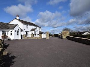 ein weißes Haus mit Auffahrt in der Unterkunft 2 bed property in Coleford 77702 in Staunton