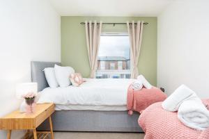 6 Guests - 3 Bedrooms - Free WI-FI - Manchester في مانشستر: غرفة نوم بسرير كبير ونافذة