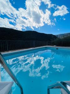 una piscina con vistas al cielo en One bedroom house with shared pool jacuzzi and furnished terrace at Laroya en Laroya