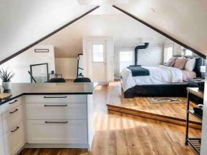 Postel nebo postele na pokoji v ubytování Etherington Suites + 39 fotografií