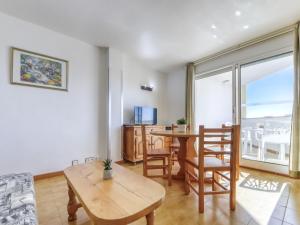 Televízia a/alebo spoločenská miestnosť v ubytovaní Apartment Ahinoa by Interhome + 14 fotografií