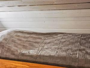 NissiにあるHoliday Home Pajalan piilopirtti by Interhomeの壁付きのベッドルームのベッド1台
