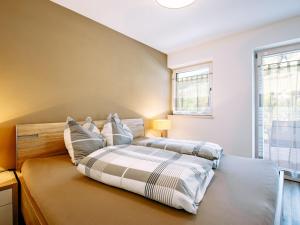 um quarto com 2 camas e uma janela em Apartment Spieglhof-2 by Interhome em Sarentino