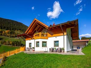 une maison avec un balcon sur une pelouse verdoyante dans l'établissement Apartment Spieglhof-2 by Interhome, à Sarentino