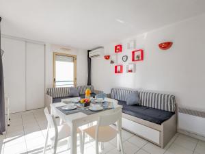 sala de estar con mesa y sofá en Apartment L'Open-5 by Interhome, en Fréjus