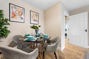 een eetkamer met een tafel en stoelen bij 2 bedroom apartment in the Town centre with free private parking in Cirencester