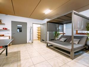 um quarto com uma cama e uma mesa em Apartment Spieglhof-1 by Interhome em Sarentino