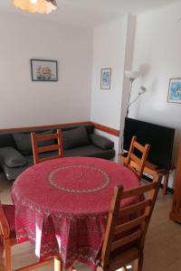 ein Wohnzimmer mit einem Tisch und einem Sofa in der Unterkunft Apartment Les Hesperides-1 by Interhome in Cavalaire-sur-Mer