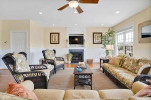 Ruang duduk di Doin` Time Canal Front home with elevator and extra living room