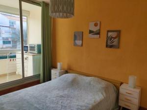 Schlafzimmer mit einem Bett und einem Fenster in der Unterkunft Apartment Floralies I-5 by Interhome in Le Grau-du-Roi