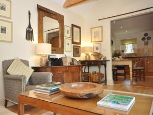 a living room with a table with a bowl on it at 1 Bed in Stow-on-the-Wold 44932 in Naunton