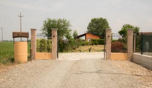an entrance to a driveway with a gate at La Trunera Guest House in Moschini