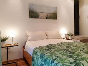 Holiday Home Sternenhimmel by Interhome في شواناو: غرفة نوم مع سرير وطاولتين مع مصابيح