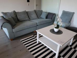 sala de estar con sofá y mesa de centro en Holiday Home Sternenhimmel by Interhome en Schwanau