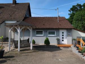 una casa bianca con gazebo di Holiday Home Sternenhimmel by Interhome a Schwanau