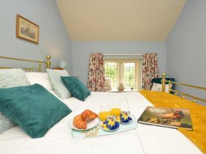 um quarto com uma cama com uma bandeja de comida em 2 Bed in Hartington 75637 em Hartington