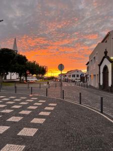 una calle vacía con una puesta de sol en el fondo en SanMar, en Madalena