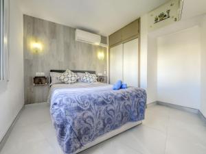 A bed or beds in a room at Apartment Las Palmeras by Interhome