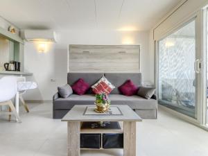 A seating area at Apartment Las Palmeras by Interhome