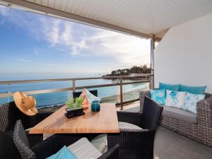 balkon ze stołem i krzesłami oraz widokiem na ocean w obiekcie Apartment Frentemar 2 by Interhome w mieście Calpe