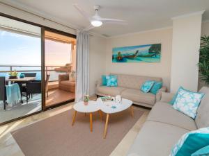 salon z kanapą i stołem w obiekcie Apartment Frentemar 2 by Interhome w mieście Calpe