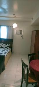 馬尼拉的住宿－CENTROPOLIS 1, Relax & Chill，卧室配有一张床和一张桌子及椅子
