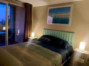 1 dormitorio con 1 cama grande y 2 lámparas en VistaMar Club de Yates, Concón, Viña del Mar, en Concón