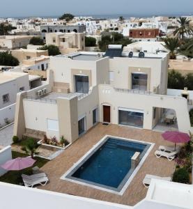 einen Luftblick auf eine Villa mit einem Pool in der Unterkunft Villa oasis in Houmt Souk