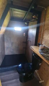 a bathroom with a black toilet in a room at Chalet Llano Grande in Rionegro
